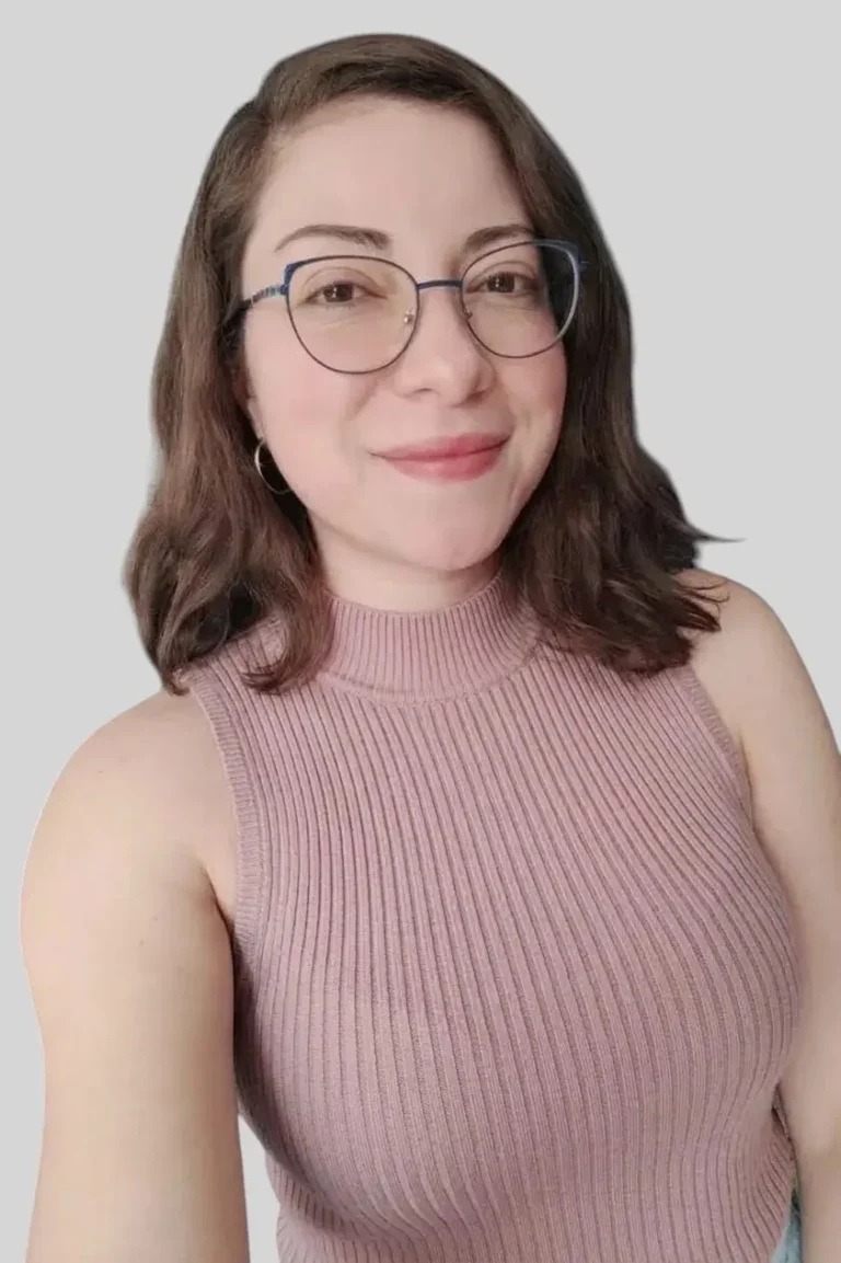 Foto de Estephanie Soto, fundadora de Phanie Digital. Descripción: Mujer con lentes, sonriendo, cabello castaño claro y tez blanca