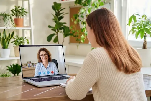 Diseñadora web escuchando atentamente a su clienta en videollamada